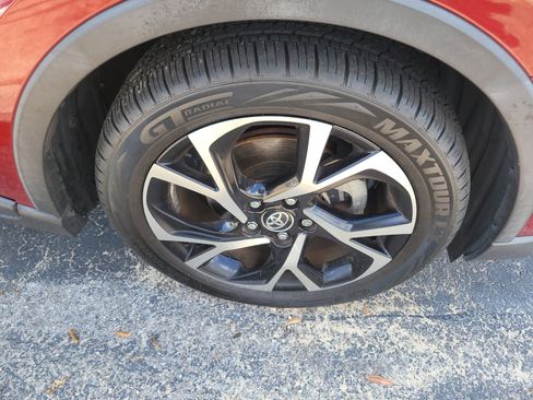 Used 2019 Toyota C-HR XLE FWD image 10