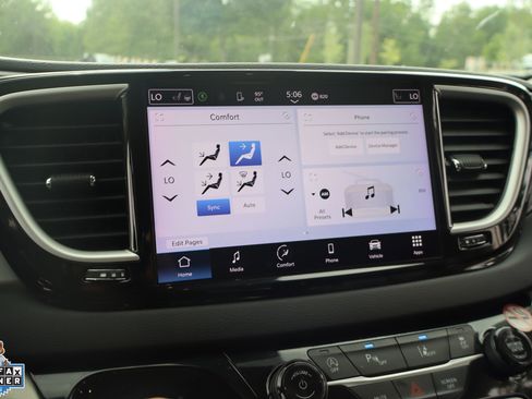 Used 2023 Chrysler Pacifica Touring-L FWD image 22