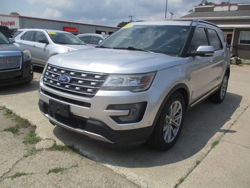 Used 2017 Ford Explorer Limited w/ Equipment Group 301A FWD image 2