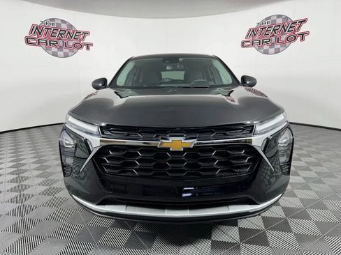 Used 2025 Chevrolet Trax LS FWD image 2