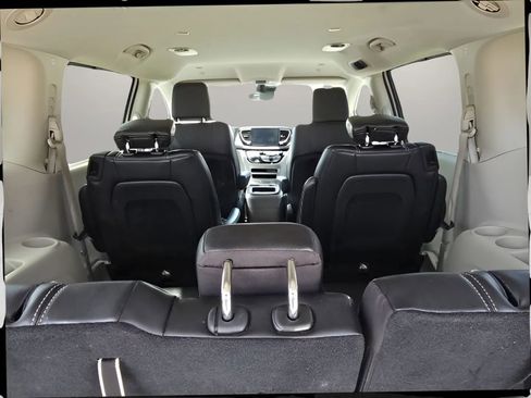 Used 2024 Chrysler Pacifica Touring-L FWD image 19