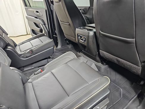 Used 2025 Chevrolet Suburban Premier AWD/4WD image 14