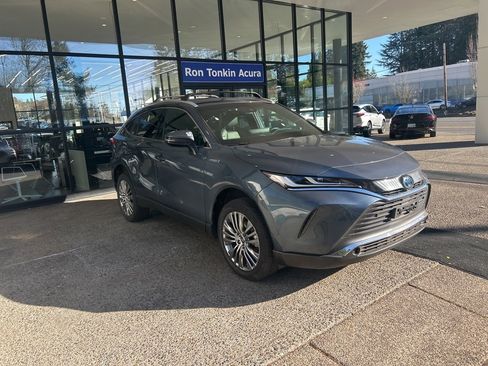 Used 2021 Toyota Venza XLE image 2