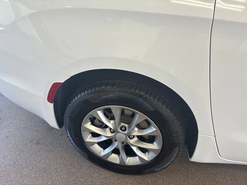 New 2027 Chrysler Pacifica Select AWD/4WD image 28