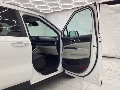 Used 2023 Kia Carnival LX image 17