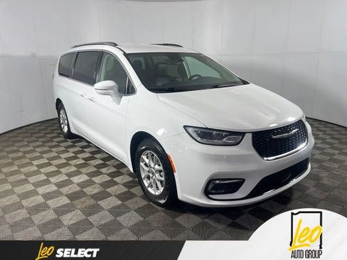 Used 2021 Chrysler Pacifica Touring-L FWD image 4