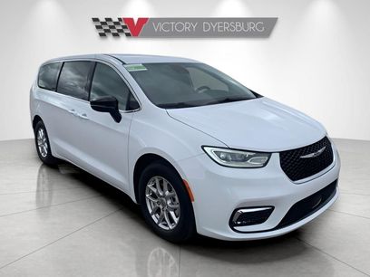 Used 2025 Chrysler Pacifica Select