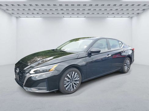 Used 2024 Nissan Altima 2.5 SV image 2