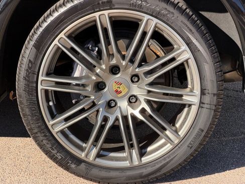 Used 2018 Porsche Cayenne Platinum Edition w/ Premium Package image 35