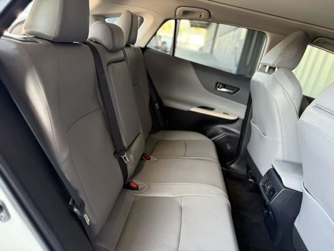 Used 2021 Toyota Venza Limited image 17