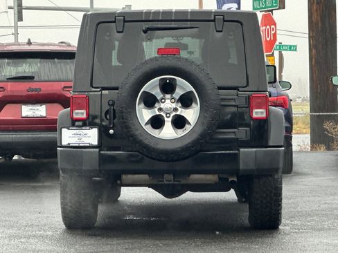 Used 2017 Jeep Wrangler Unlimited Sahara w/ Connectivity Group image 5