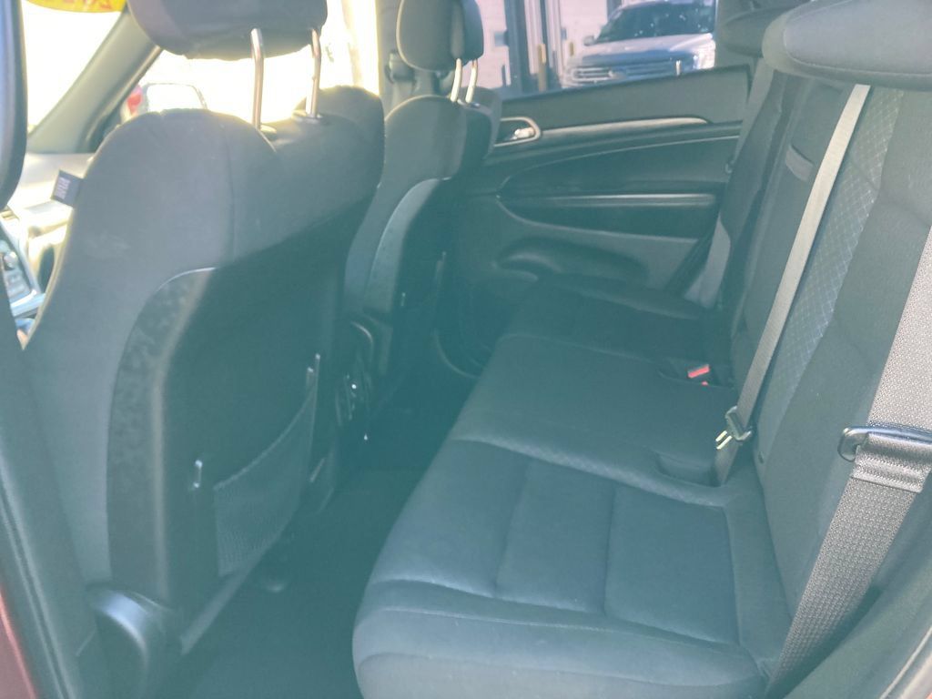 Used 2020 Jeep Grand Cherokee Laredo AWD/4WD image 32