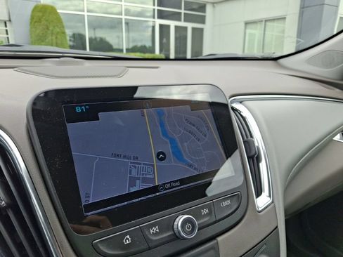 Used 2017 Chevrolet Malibu Hybrid w/ Leather Package FWD image 7