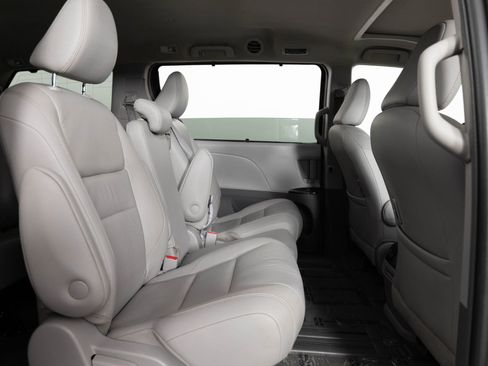 Used 2019 Toyota Sienna XLE FWD image 25