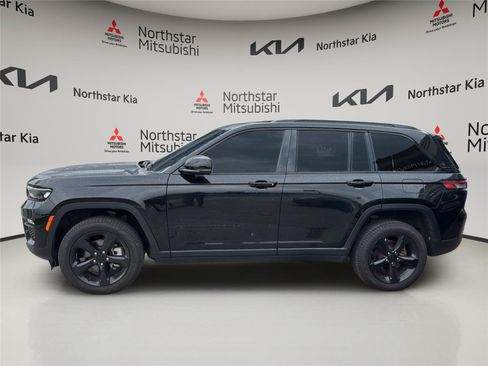 Used 2025 Jeep Grand Cherokee Limited w/ Black Appearance Package AWD/4WD image 2