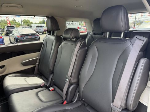 Used 2024 Kia Carnival EX FWD image 18