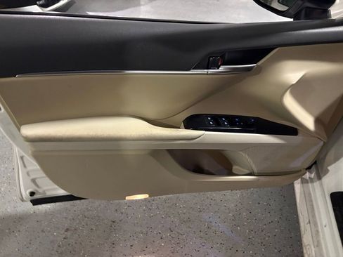 Used 2018 Toyota Camry LE image 11