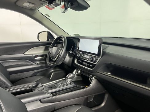 Used 2025 Toyota Grand Highlander AWD image 33