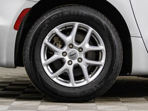 Used 2023 Chrysler Pacifica Touring-L image 40