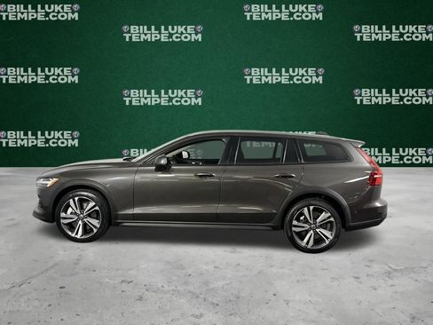Used 2025 Volvo V60 B5 Cross Country Plus image 10