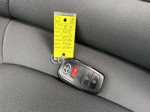 Used 2025 Toyota Corolla Cross LE image 31