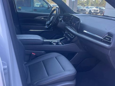 Used 2025 Chevrolet Traverse LT image 3