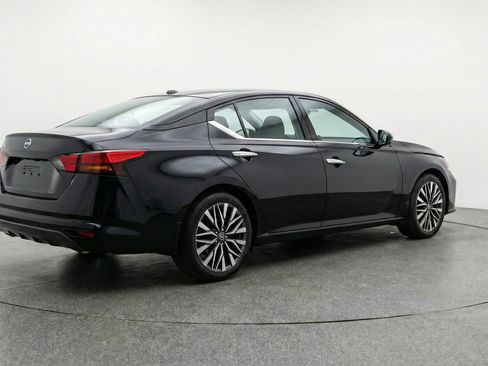 Used 2025 Nissan Altima 2.5 SV image 9