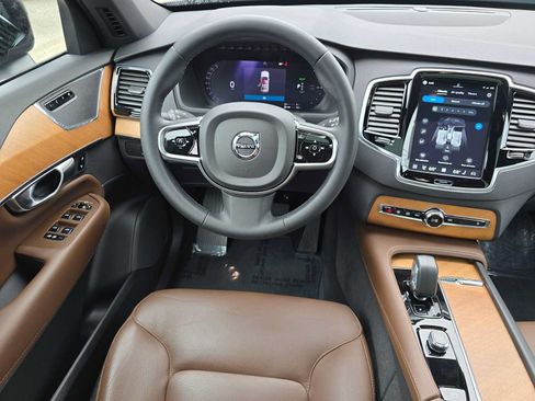 Certified 2023 Volvo XC90 T8 Plus AWD/4WD image 19