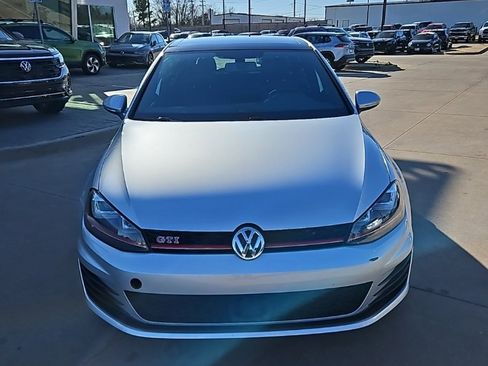 Used 2017 Volkswagen Golf image 2