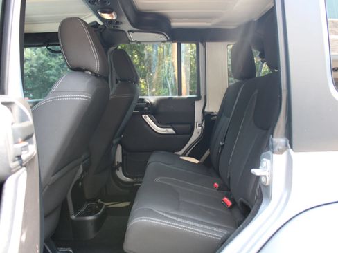 Used 2015 Jeep Wrangler Unlimited Sahara w/ Connectivity Group AWD/4WD image 31