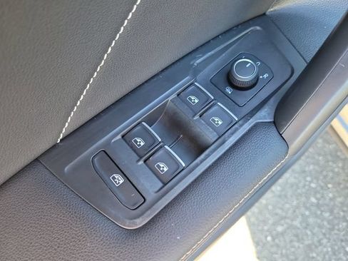 Certified 2022 Volkswagen Tiguan SE R-Line FWD image 16