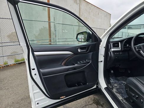 Used 2019 Toyota Highlander XLE AWD/4WD image 18
