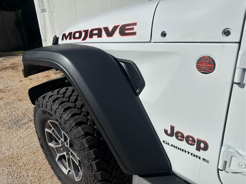 Used 2024 Jeep Gladiator Mojave w/ Technology Group AWD/4WD image 13