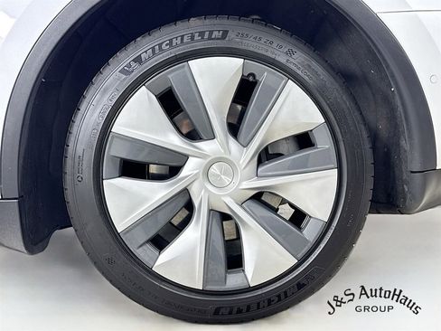 Used 2022 Tesla Model Y Long Range image 36