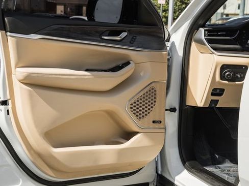 Used 2023 Jeep Grand Cherokee 4WD 4xe w/ Luxury Tech Group II image 41