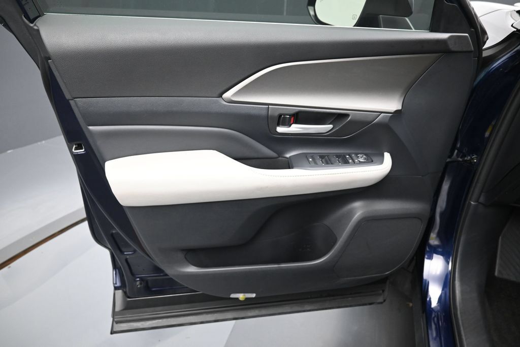 Certified 2024 Toyota Grand Highlander AWD image 11