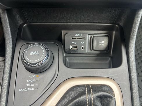 Used 2016 Jeep Cherokee Latitude w/ Cold Weather Group image 25