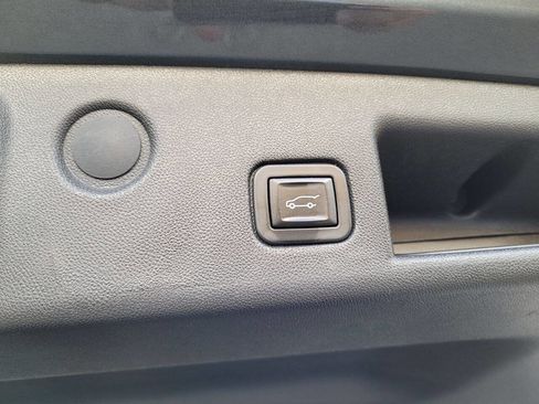 Used 2019 Chevrolet Equinox LT w/ Driver Convenience Package image 9