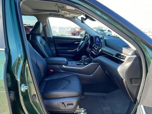 Used 2025 Toyota Highlander XLE image 14