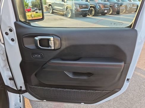 Used 2024 Jeep Gladiator Rubicon w/ Technology Group AWD/4WD image 39