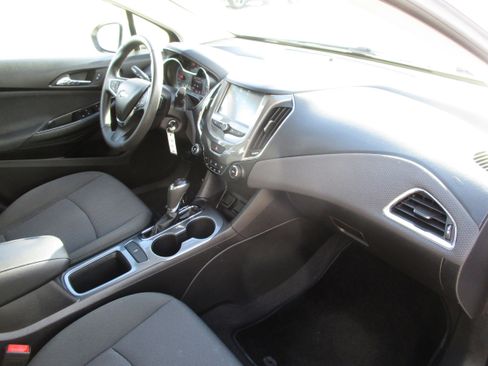 Used 2018 Chevrolet Cruze LT image 31