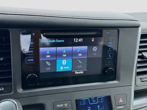 Used 2017 Toyota Sienna SE FWD image 11