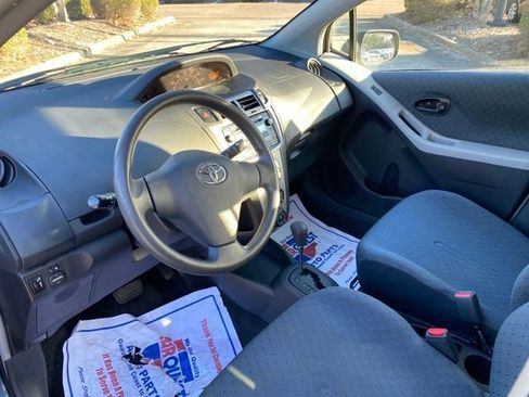 Used 2011 Toyota Yaris Base image 6