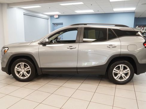 Used 2024 GMC Terrain SLE w/ Driver Convenience Package FWD image 2