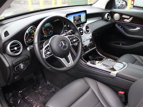 Used 2021 Mercedes-Benz GLC 300 4MATIC image 3