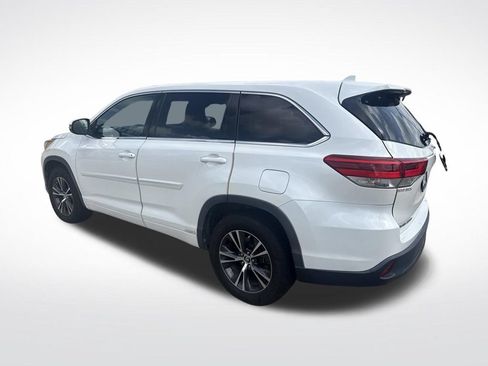 Used 2017 Toyota Highlander Plus FWD image 4