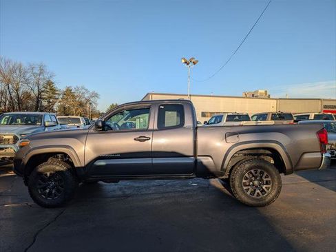 Certified 2022 Toyota Tacoma SR5 w/ SR5 Appearance Package (SM) AWD/4WD image 3