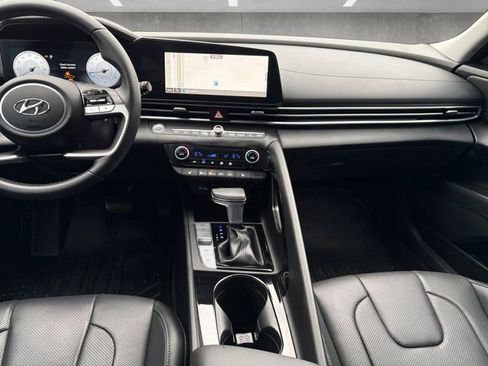 Used 2023 Hyundai Elantra Limited image 3