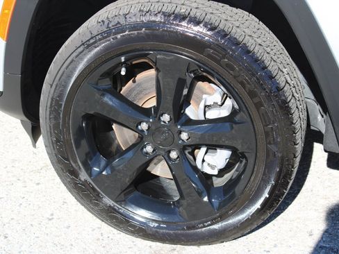 Used 2023 Jeep Grand Cherokee L Laredo image 8