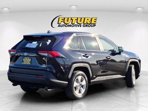 Certified 2021 Toyota RAV4 LE AWD/4WD image 5